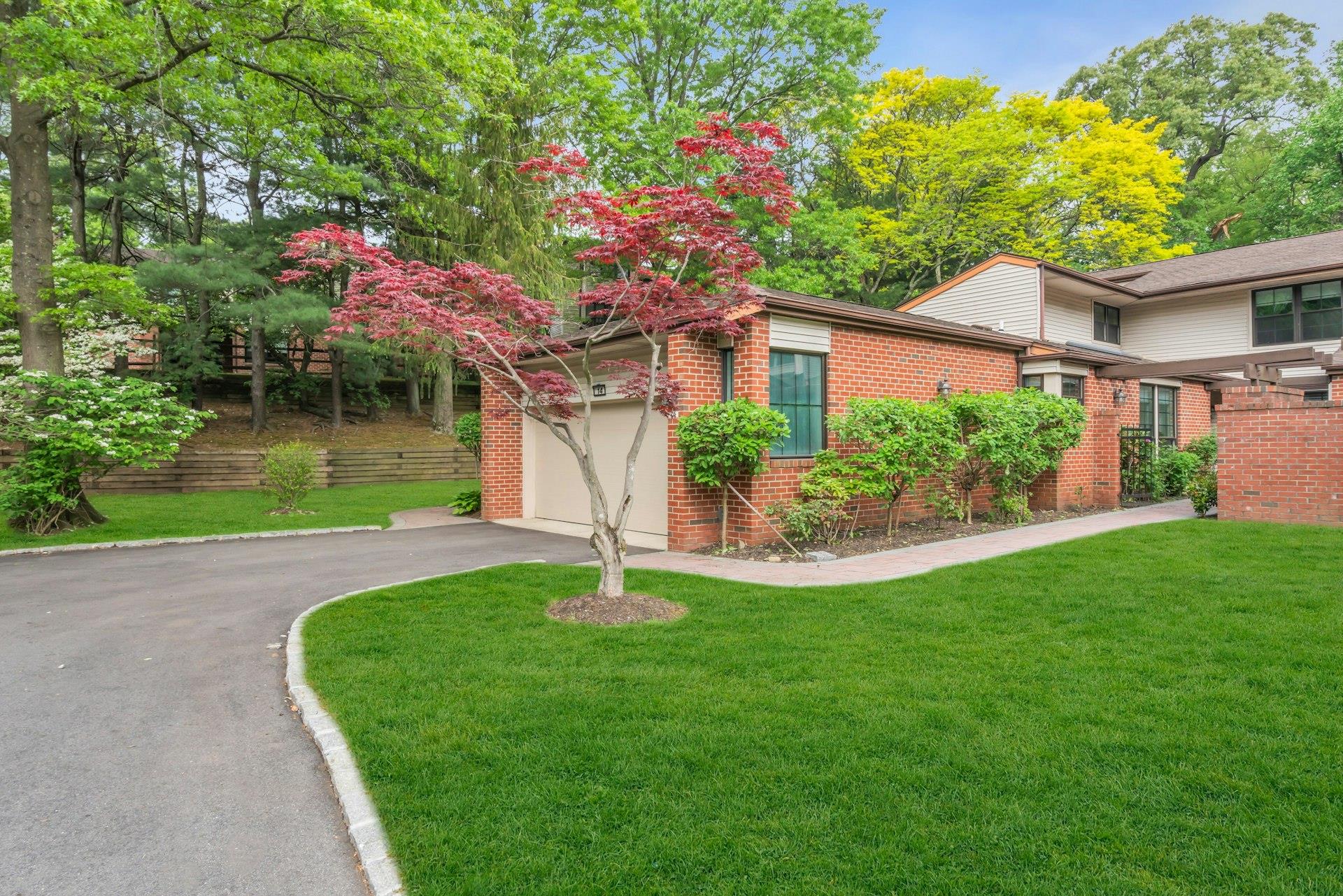 14 Nightingale Court, Manhasset, New York image 1