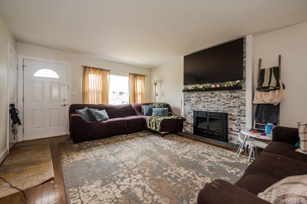 Photo of 18 Cambridge Drive, Babylon, NY 11702 (MLS # 973734)