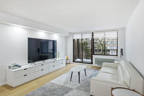 Condo For Sale - 20933 26th Avenue #2B<br/> Bayside, NY 11360