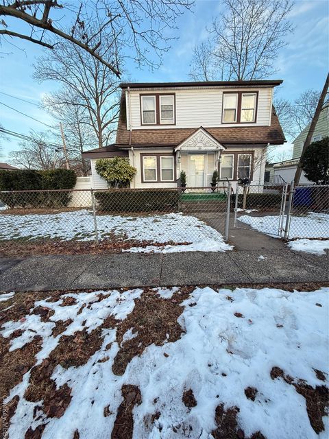 18 Hotchkiss Place Freeport NY 11520
