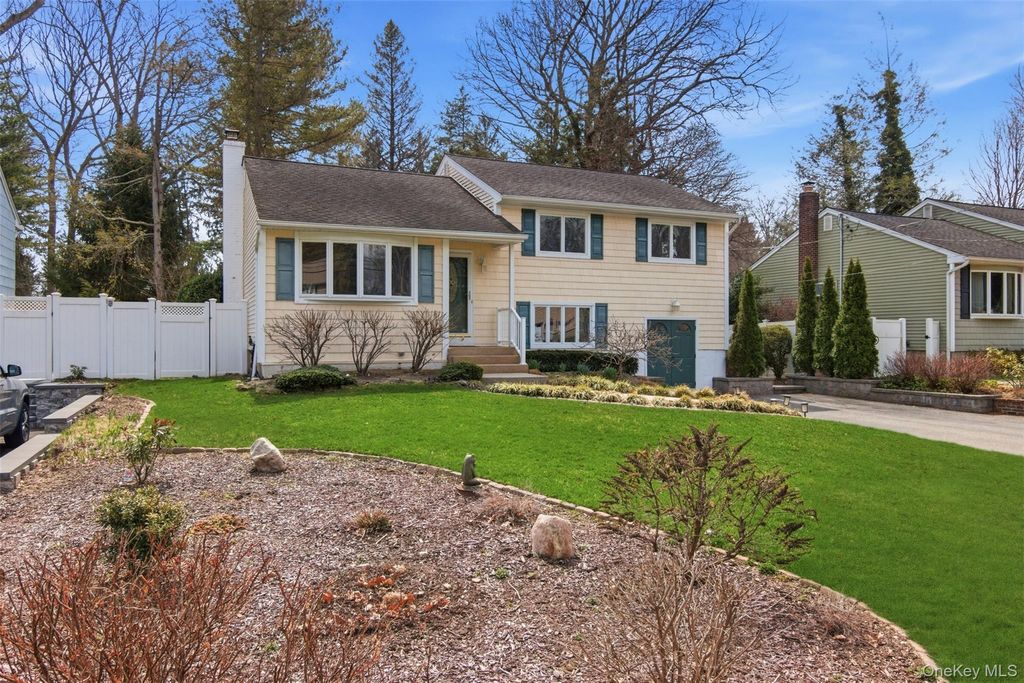 Photo of 24 Aldrich Street, Huntington Station, NY 11746 (MLS # 977768)