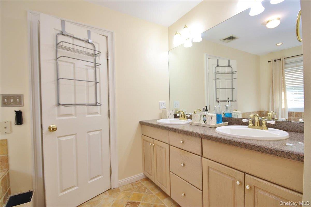 Stormville, New York 12582, United States, 4 Bedrooms Bedrooms, ,3 BathroomsBathrooms,Residential,Active,226398