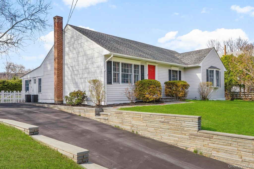 Photo of 11 Gale Drive, Poughkeepsie, NY 12603 (MLS # 988235)