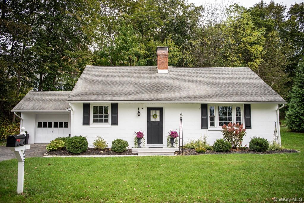 Photo of 323 Hillside Avenue, Hurley, NY 12443 (MLS # 960666)