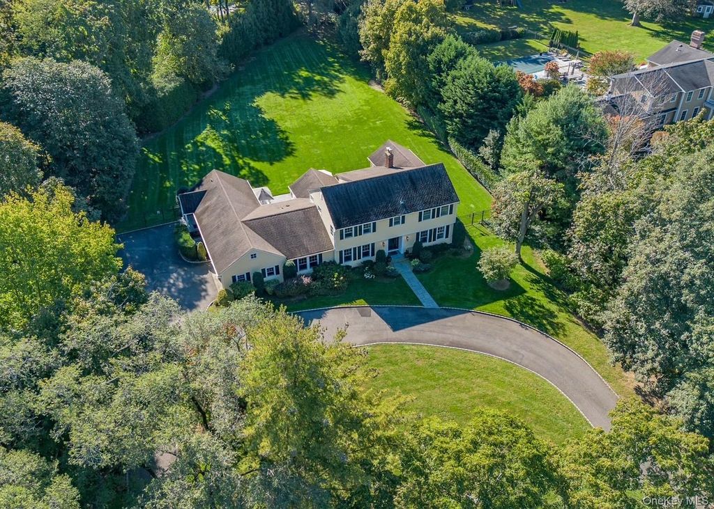 Photo of 7 Shady Meadow Lane, Syosset, NY 11791 (MLS # 982057)