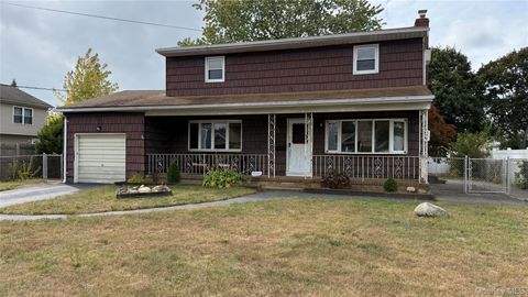 Photo of 211 4th Avenue, West Babylon, NY 11704 (MLS # 921506)