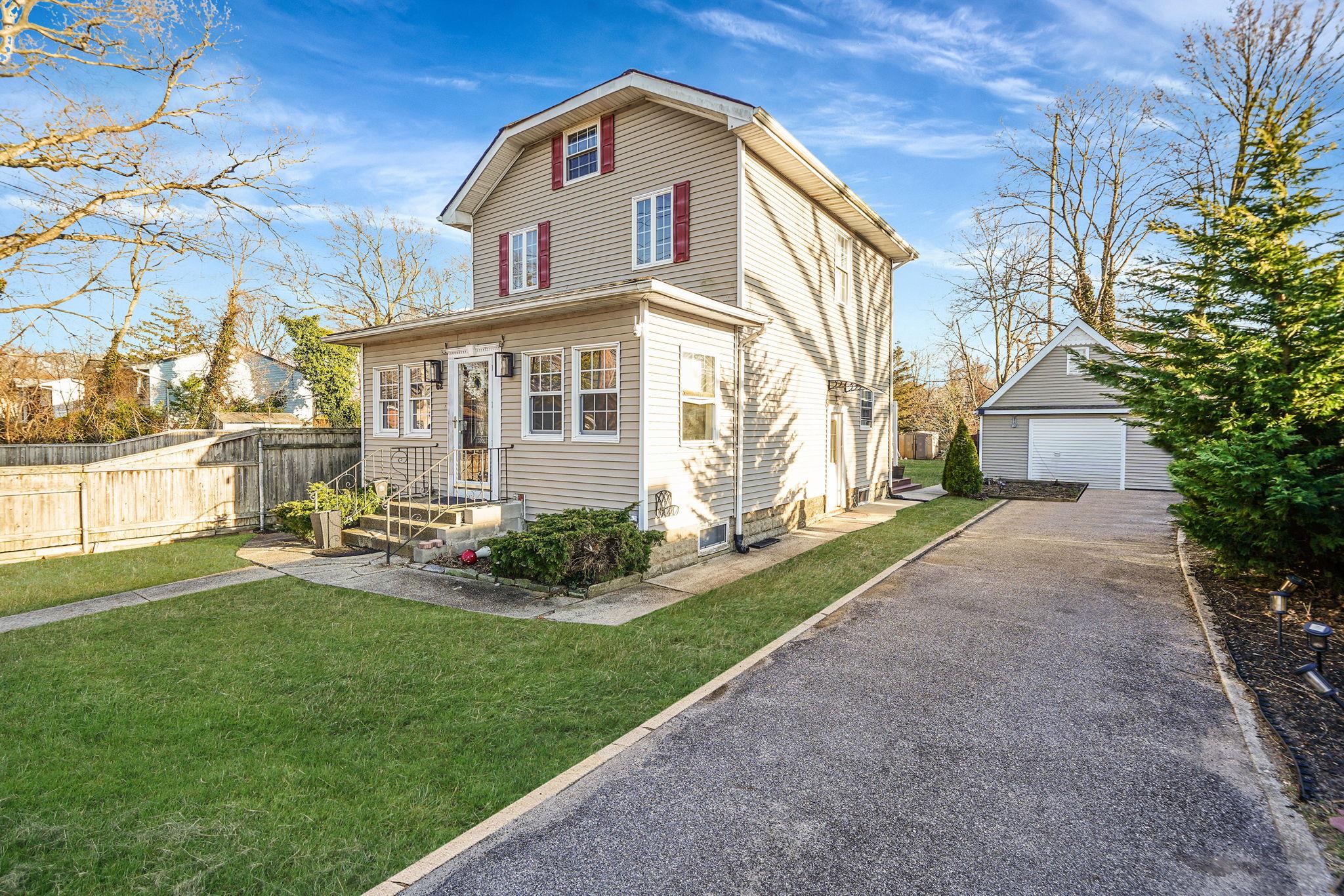 62 Moffitt Boulevard, East Islip, New York image 3