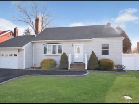 10 Bainbridge Avenue Melville NY 11747