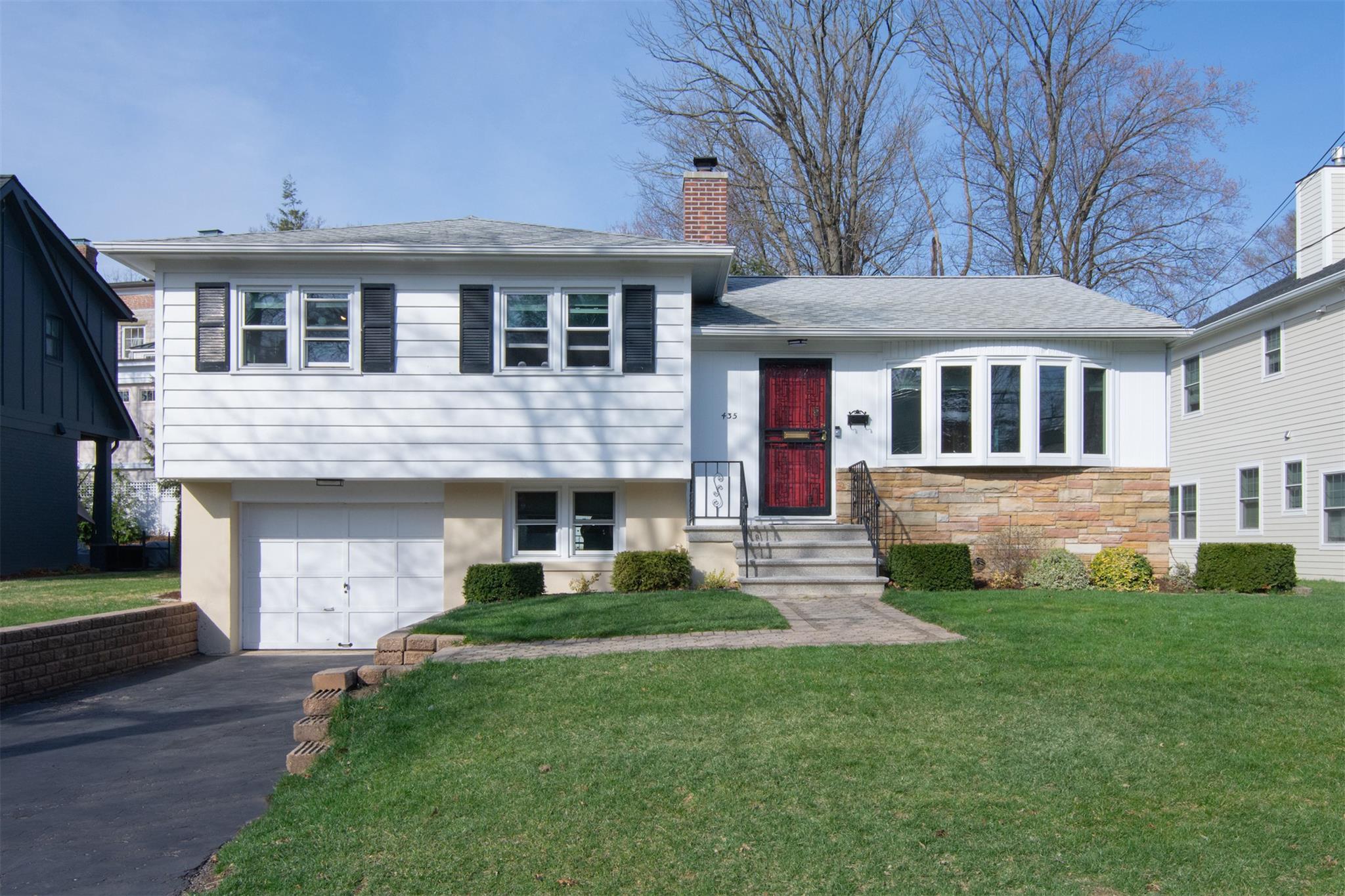 Carol Place, Pelham, New York - 4 Bedrooms  
2 Bathrooms  
12 Rooms - 
