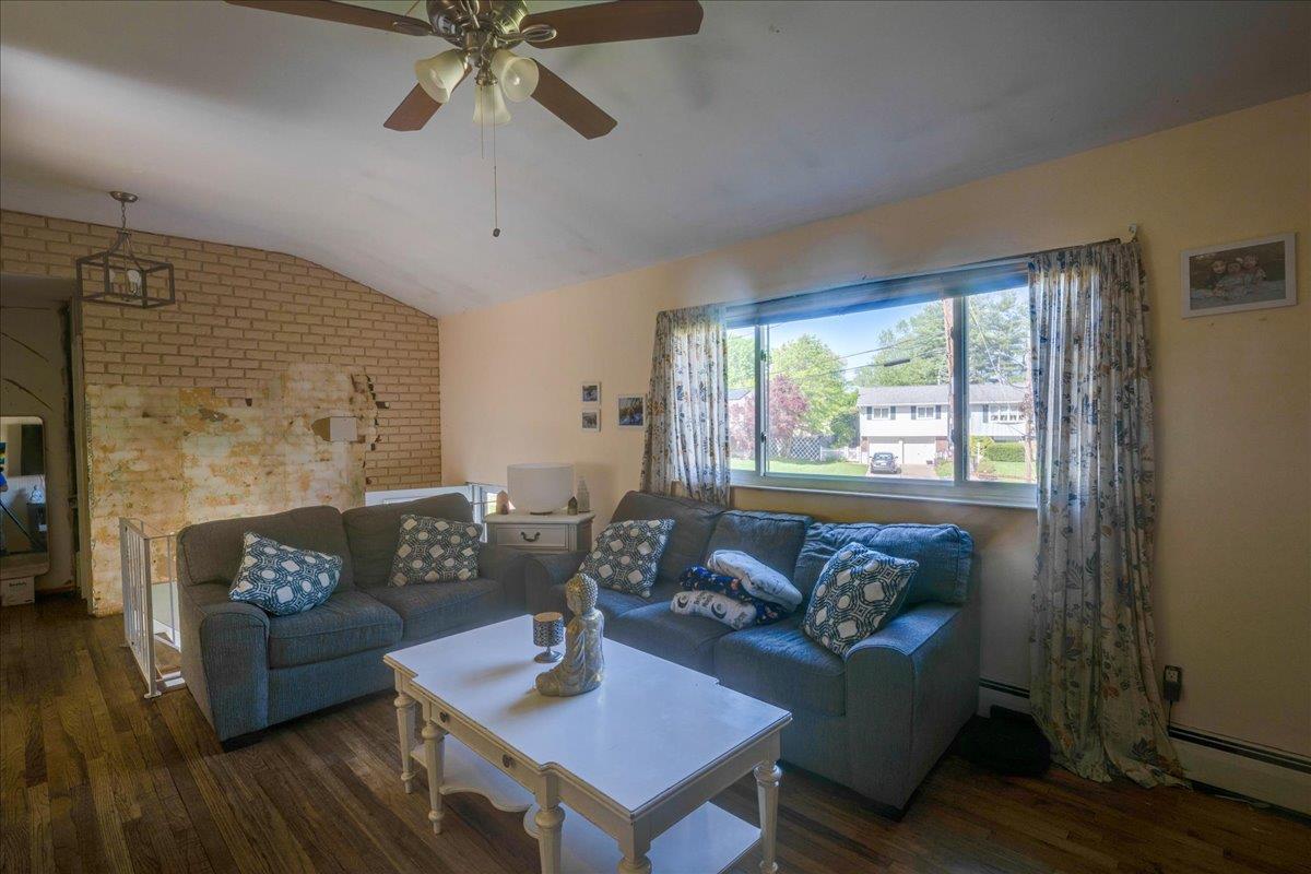 8 Holly Court, North Babylon, New York image 6