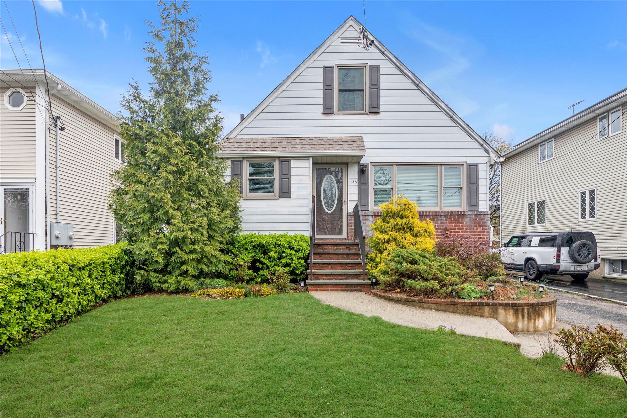 36 Graywood Road, Port Washington, New York image 1