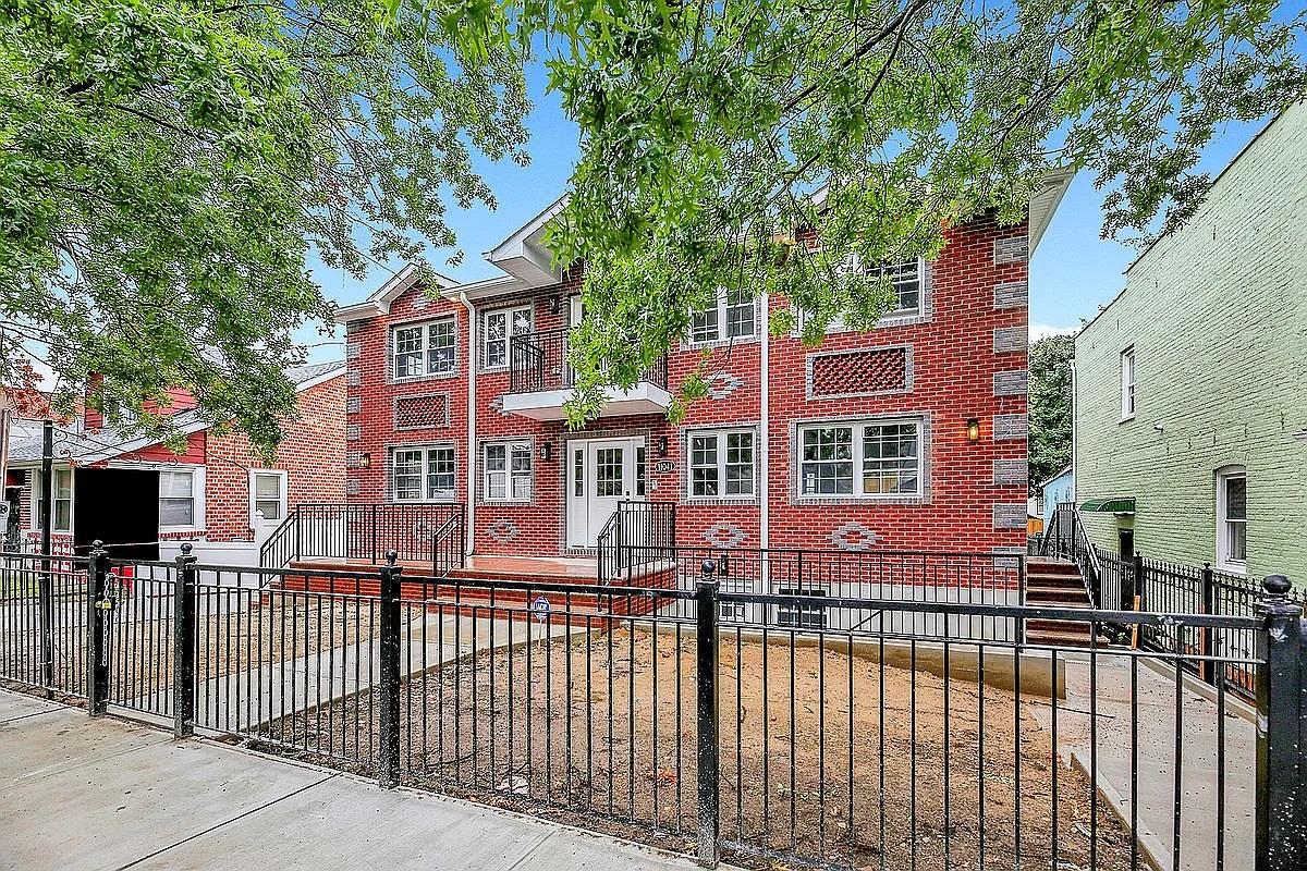 Rental Property at 172nd Street, Jamaica, Queens, NY - Bedrooms: 4 
Bathrooms: 3 
Rooms: 10  - $4,200 MO.