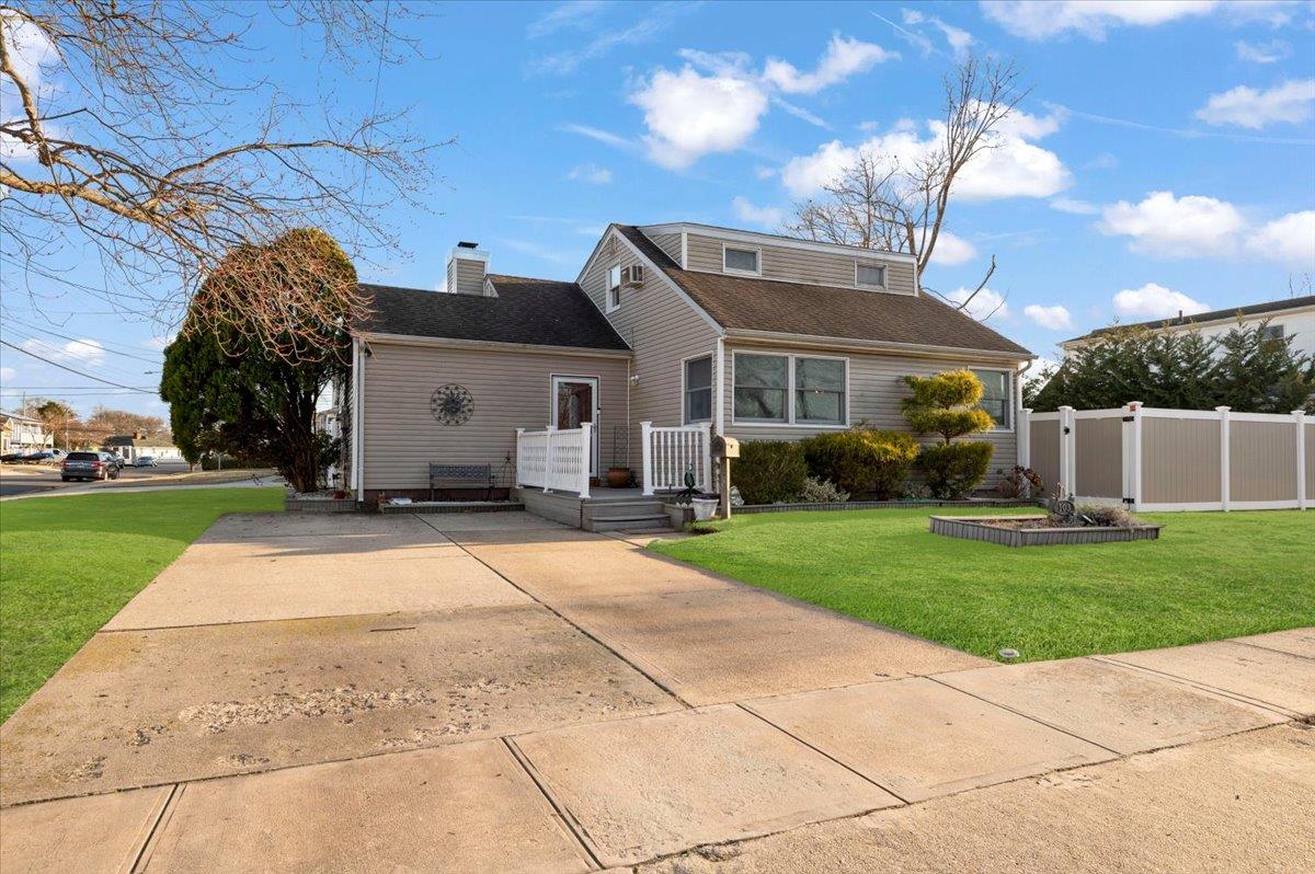 103 E Granada Avenue, Lindenhurst, New York image 2