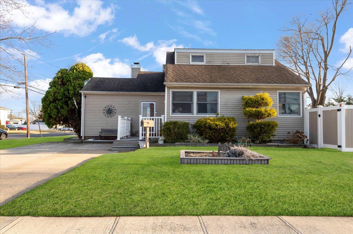 103 E Granada Avenue, Lindenhurst, New York image 1