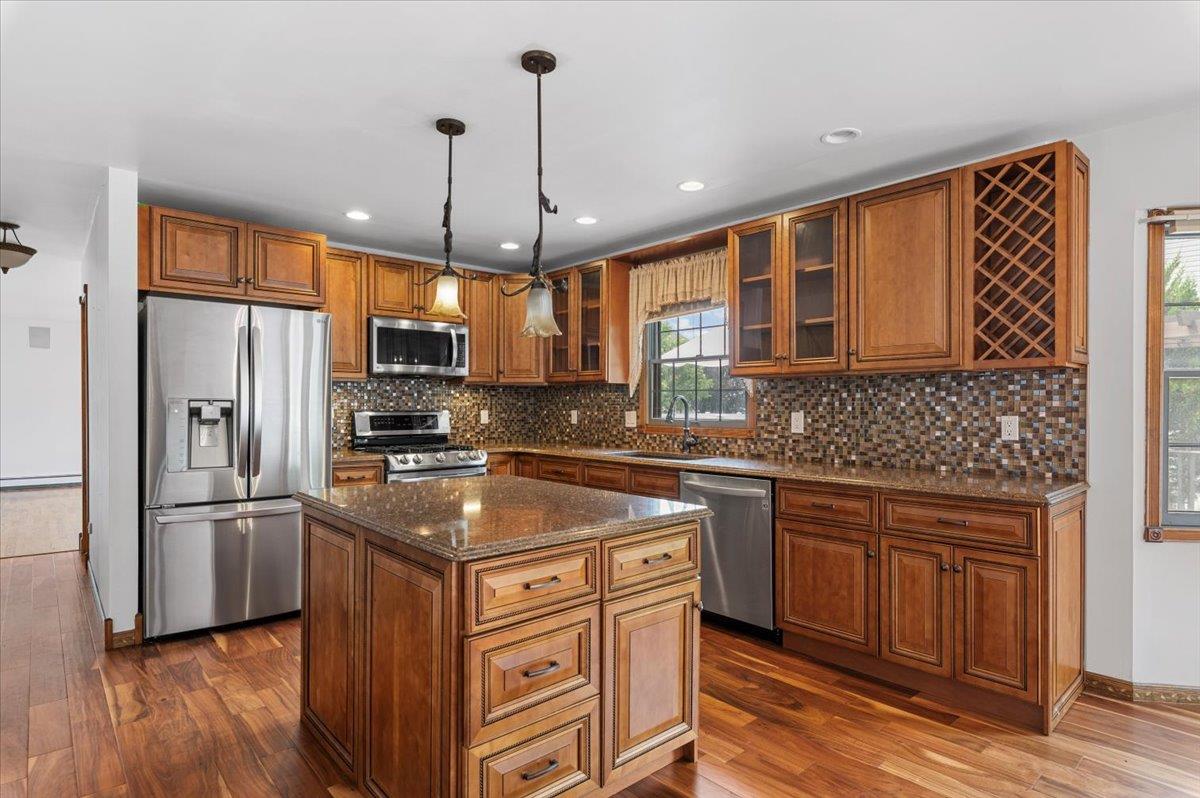 Dix Hills, New York 11746, United States, 3 Bedrooms Bedrooms, ,4 BathroomsBathrooms,Residential,Active,150000