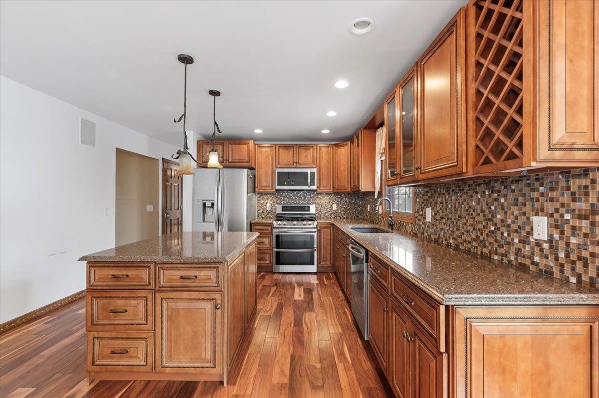 Dix Hills, New York 11746, United States, 3 Bedrooms Bedrooms, ,4 BathroomsBathrooms,Residential,Active,150000