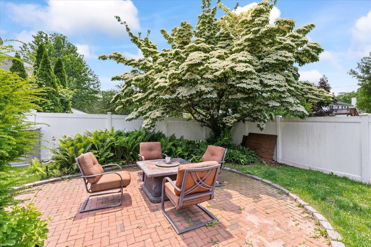 Dix Hills, New York 11746, United States, 3 Bedrooms Bedrooms, ,4 BathroomsBathrooms,Residential,Active,150000