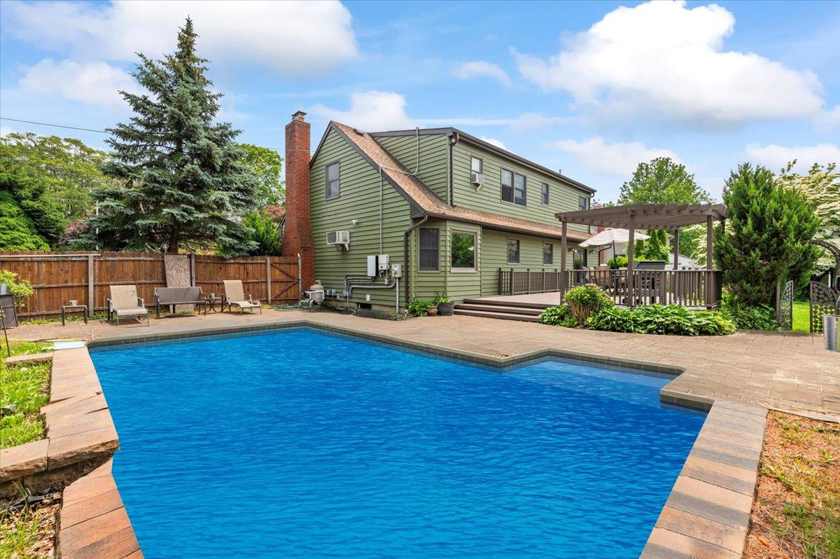 Dix Hills, New York 11746, United States, 3 Bedrooms Bedrooms, ,4 BathroomsBathrooms,Residential,Active,150000