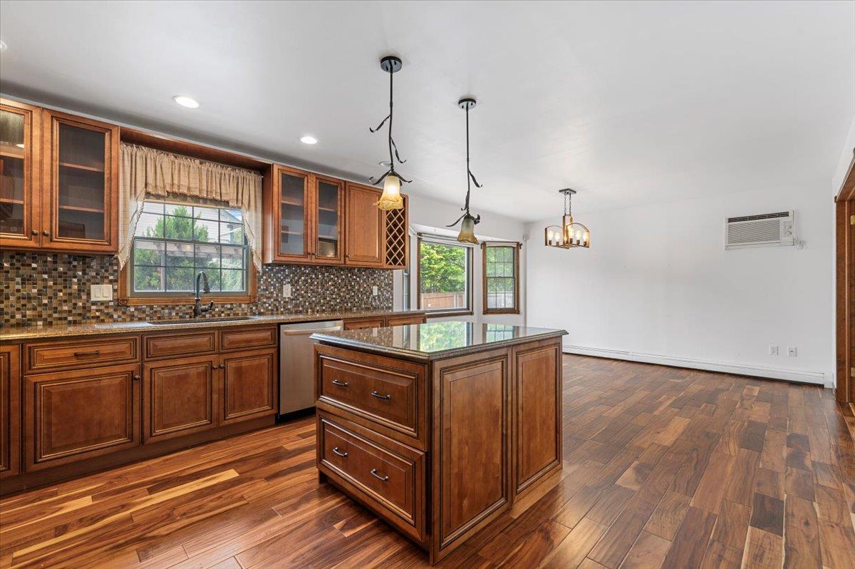 Dix Hills, New York 11746, United States, 3 Bedrooms Bedrooms, ,4 BathroomsBathrooms,Residential,Active,150000