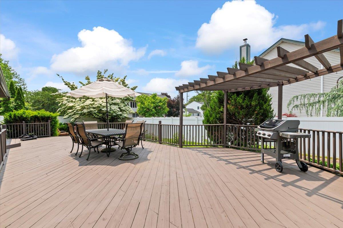 Dix Hills, New York 11746, United States, 3 Bedrooms Bedrooms, ,4 BathroomsBathrooms,Residential,Active,150000