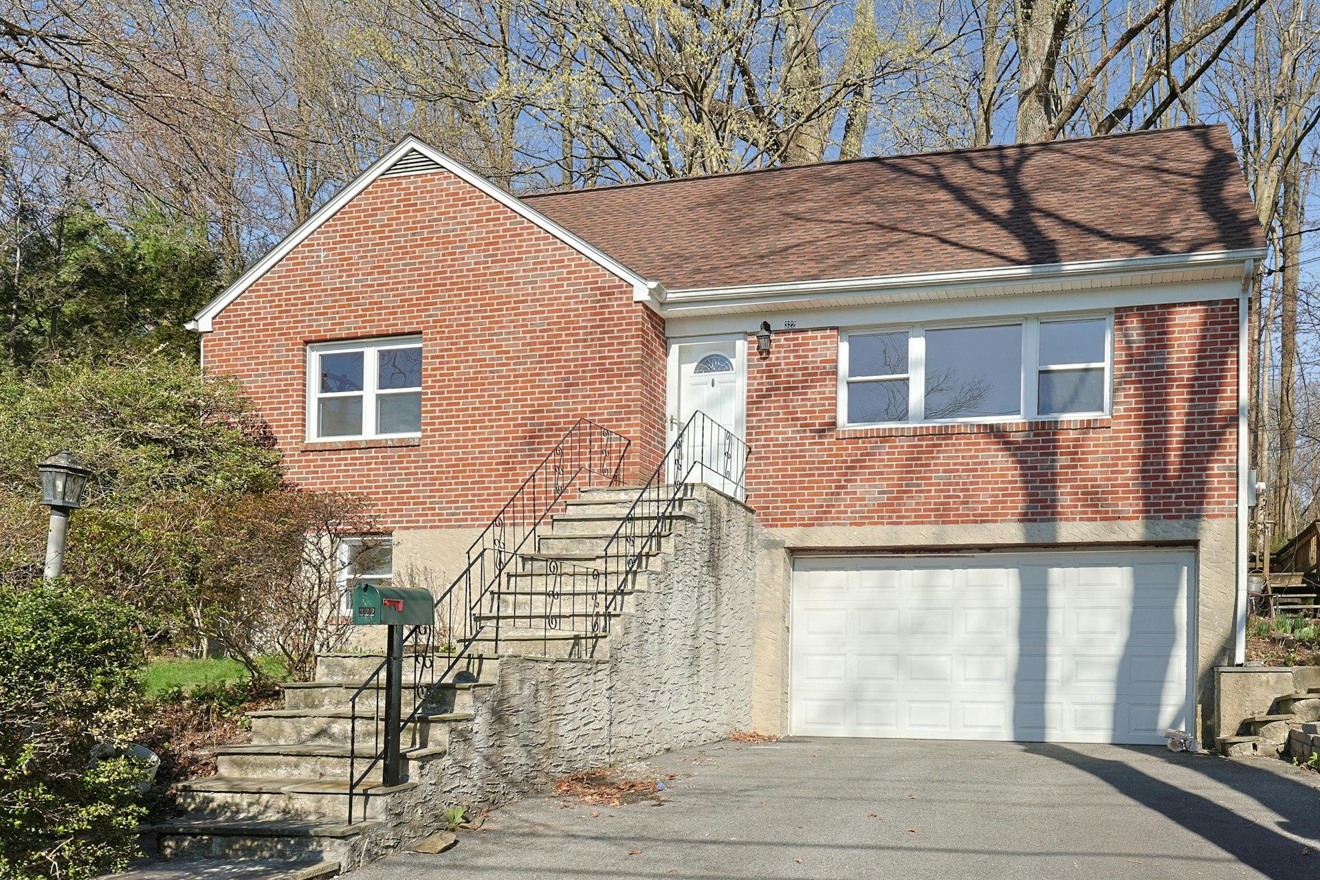 Linda Avenue, Hawthorne, New York - 4 Bedrooms  
2 Bathrooms  
7 Rooms - 