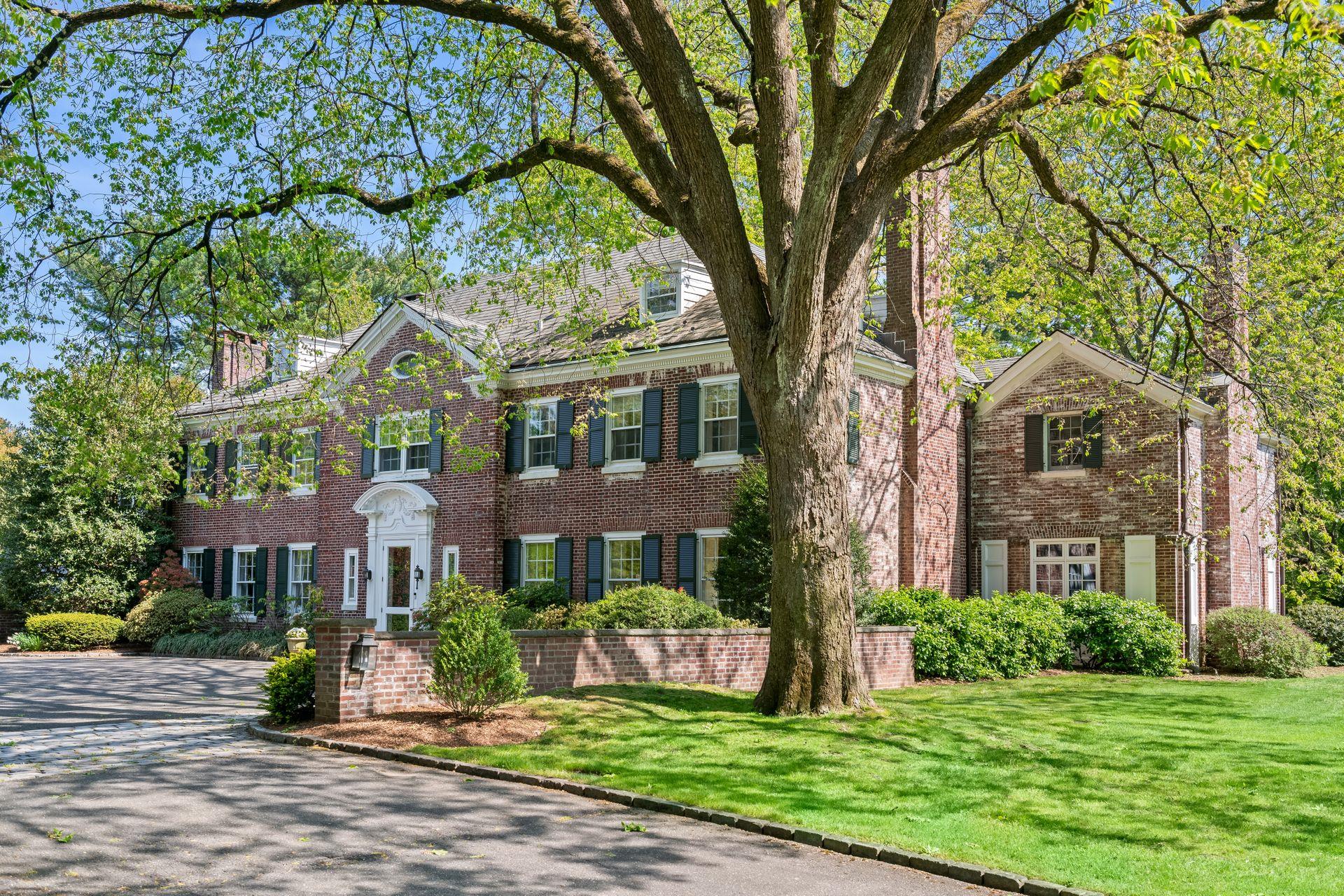 11 Meadow Spring Road, Glen Cove, New York image 1