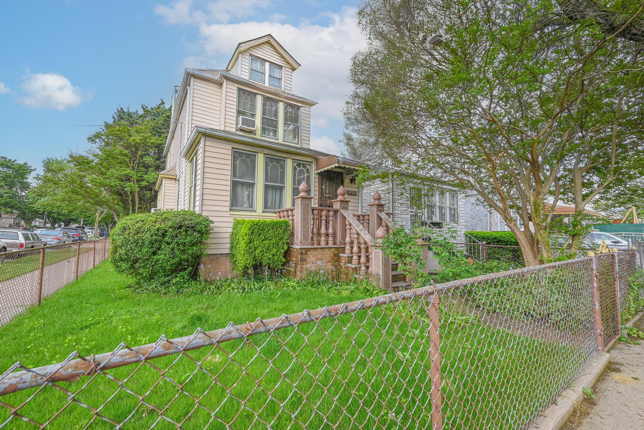 Linden Boulevard, South Ozone Park, Queens, NY - 3 Bedrooms  
2 Bathrooms  
7 Rooms - 