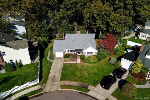 Photo of 465 York Court, Rockville Centre, NY 11570 (MLS # 922345) Photo of 465 York Court, Rockville Centre, NY 11570 (MLS # 922345)