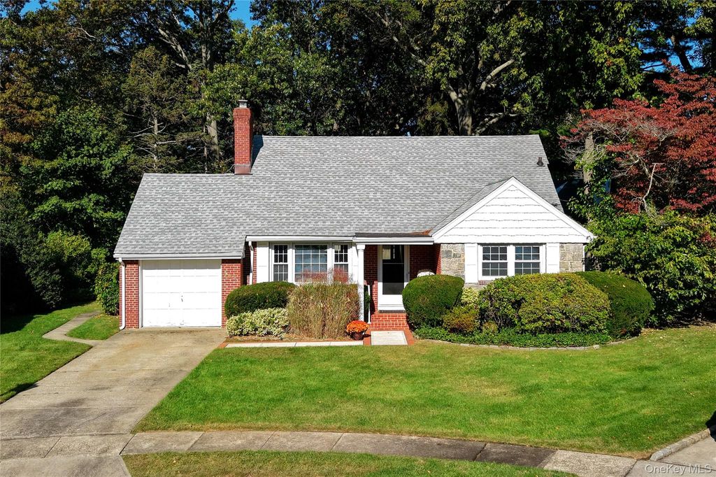 Photo of 465 York Court, Rockville Centre, NY 11570 (MLS # 922345)