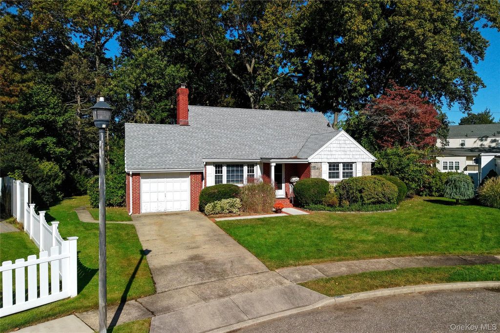 Photo of 465 York Court, Rockville Centre, NY 11570 (MLS # 922345)