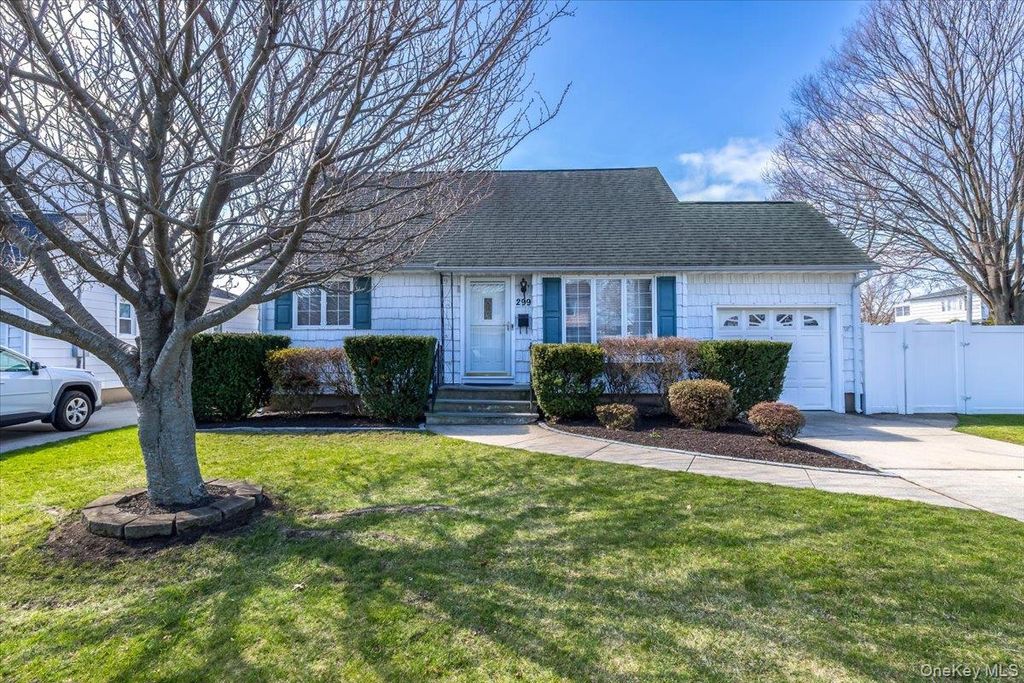 Photo of 299 37 Street, Lindenhurst, NY 11757 (MLS # 984390)