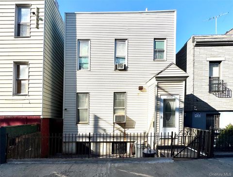 Photo of 38-12 31st Street, Long Island City, NY 11101 (MLS # 898716)