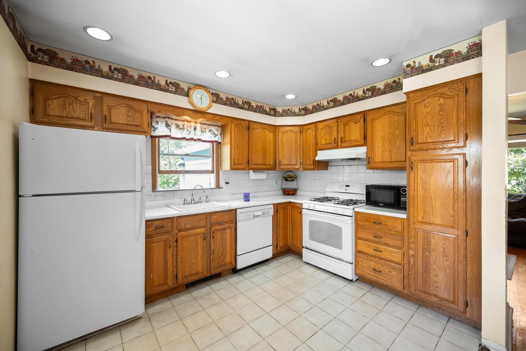 128 E 10th Street, Huntington Station, New York image 15