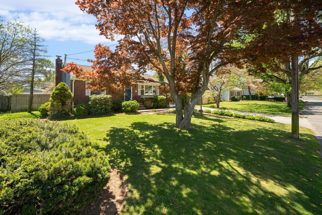128 E 10th Street, Huntington Station, New York image 4