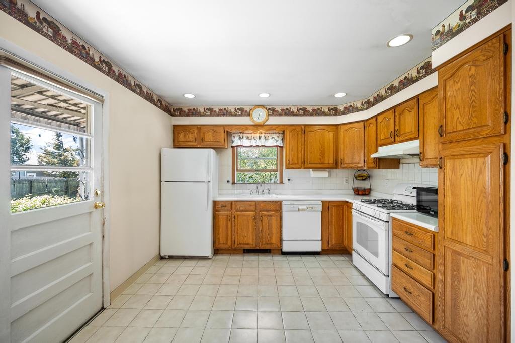 128 E 10th Street, Huntington Station, New York image 19