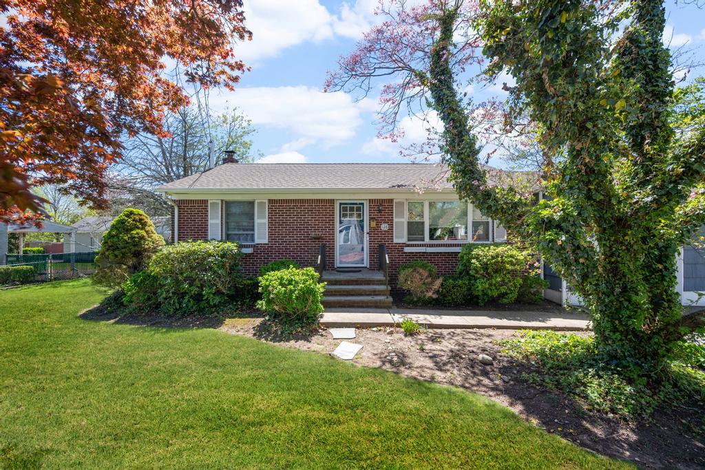 128 E 10th Street, Huntington Station, New York image 1