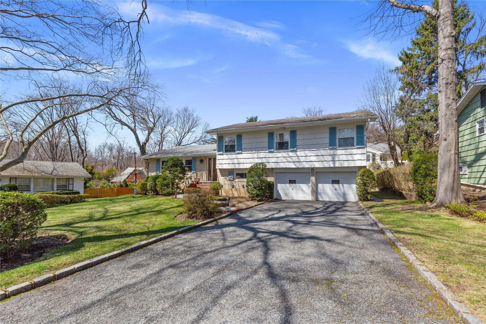 22 Russell Woods Road, Great Neck, New York image 2