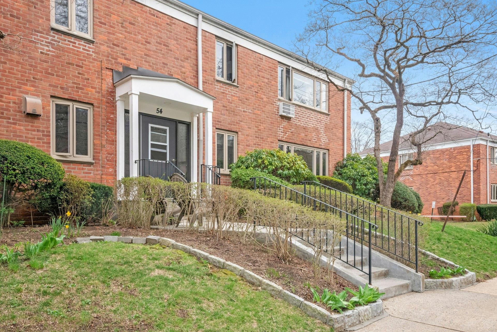 Lawrence Dr B, White Plains, New York - 3 Bedrooms  
2 Bathrooms  
5 Rooms - 
