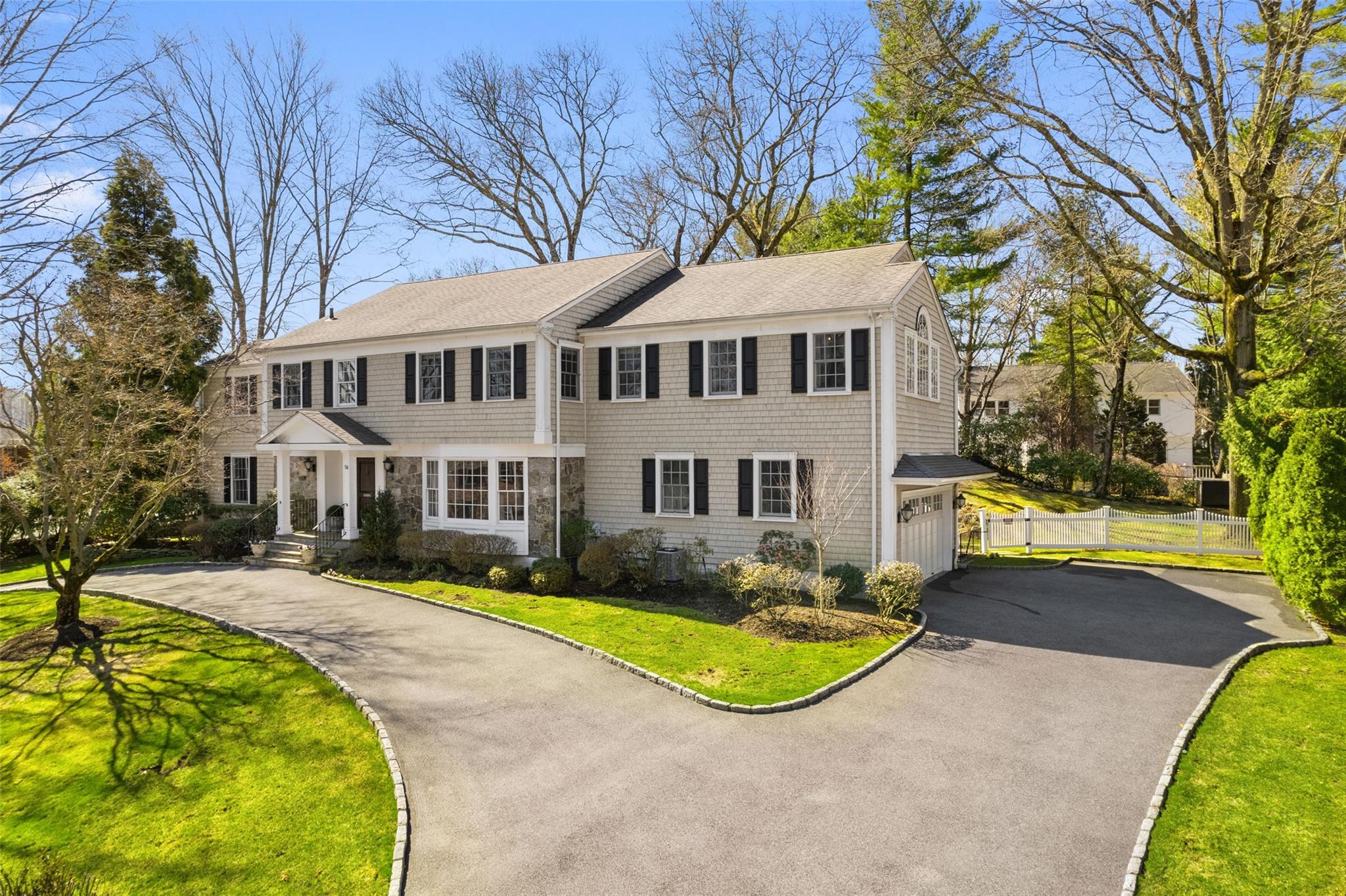 Sycamore Road, Scarsdale, New York - 5 Bedrooms  
6 Bathrooms  
10 Rooms - 