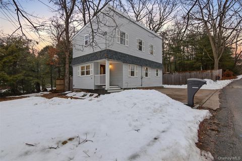 Homes For Sale - 2 Lakeland Place<br/> Farmingville, NY 11738