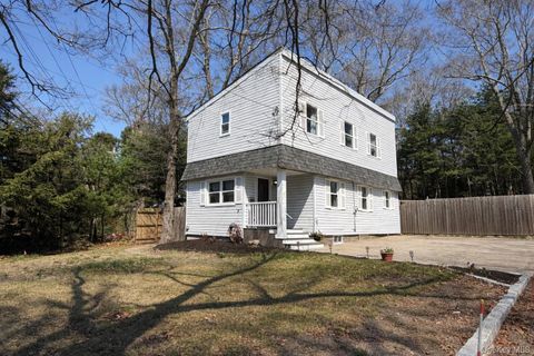 Photo of 2 Lakeland Place, Farmingville, NY 11738 (MLS # 965708)