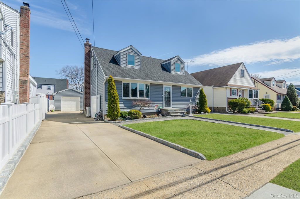 Photo of 130 Lesoir Avenue, Floral Park, NY 11001 (MLS # 978586)