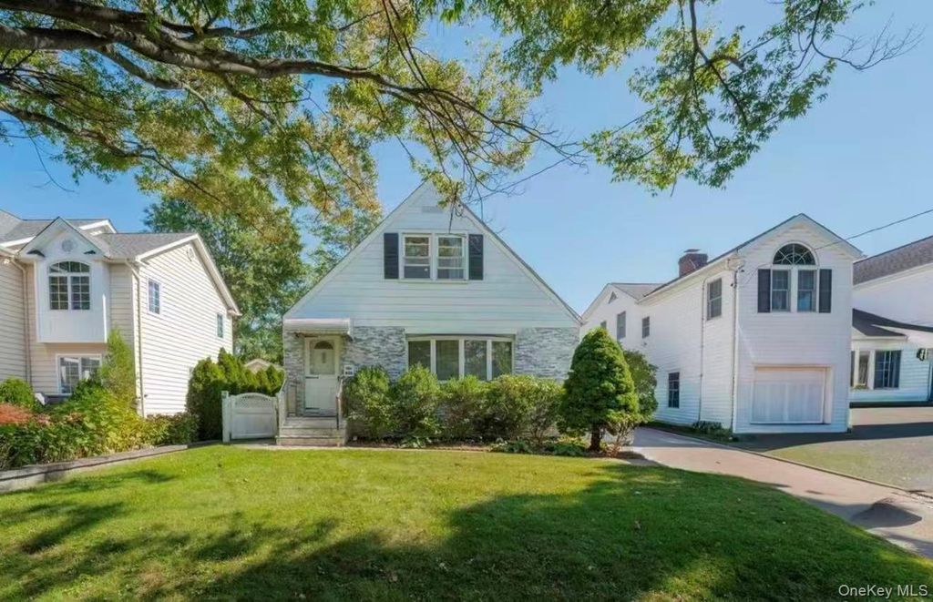 Photo of 636 S 13th Street, New Hyde Park, NY 11040 (MLS # 963425)