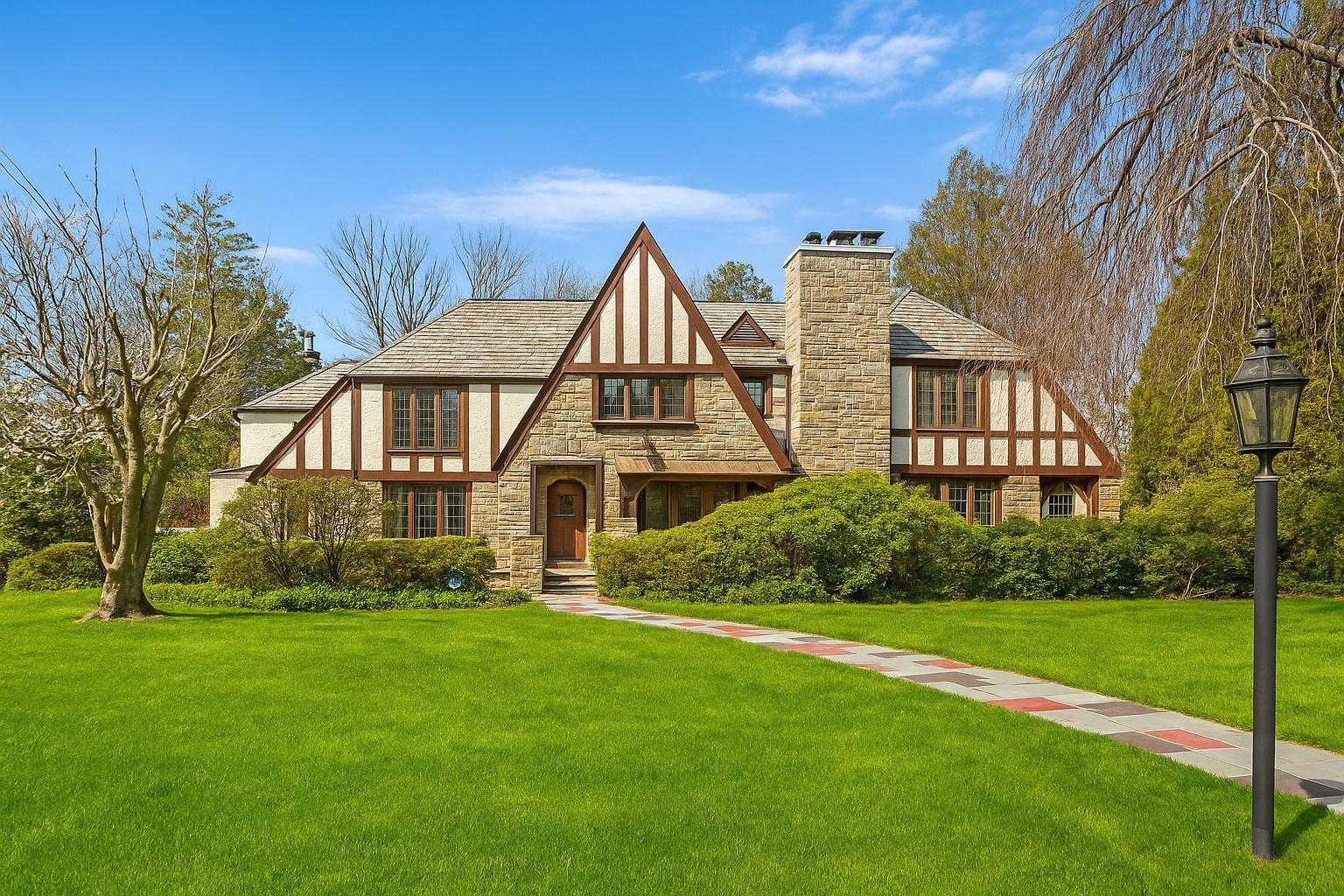 Mildred Parkway, New Rochelle, New York - 5 Bedrooms  
5.5 Bathrooms  
11 Rooms - 