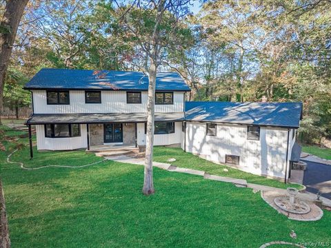 Photo of 11 Gorham Lane, Dix Hills, NY 11746 (MLS # 927203)