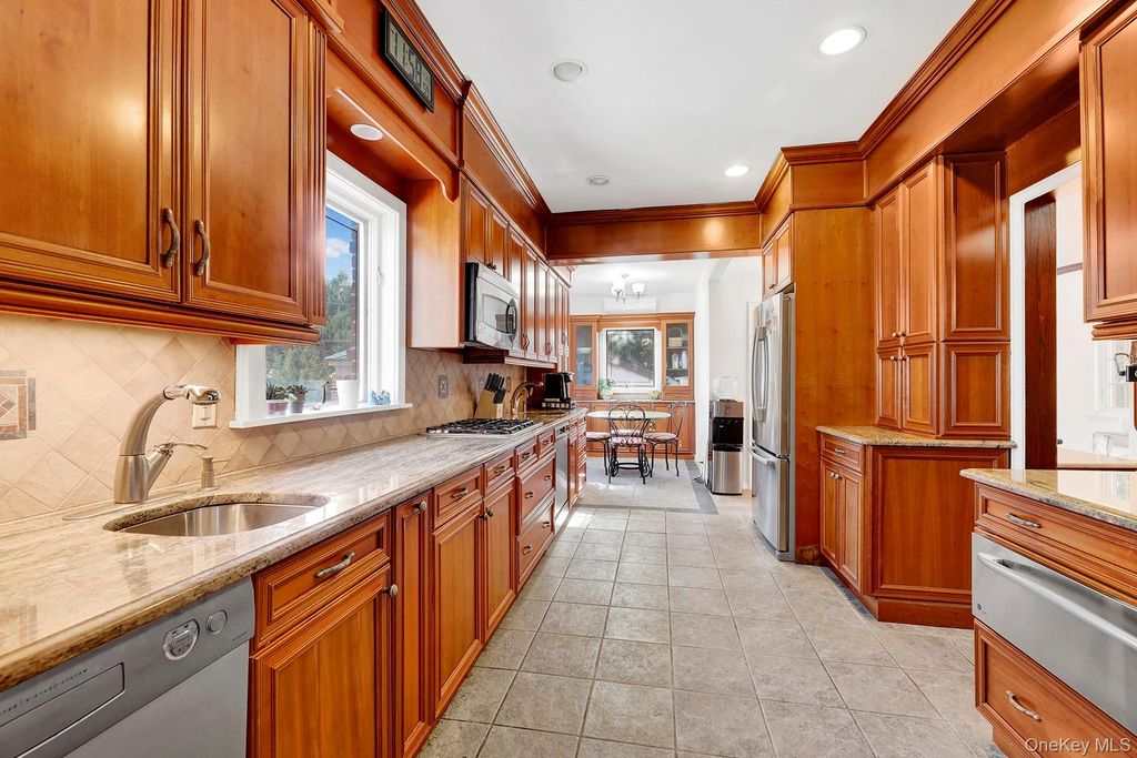 Photo of 166 W Olive Street, Long Beach, NY 11561 (MLS # 945033)