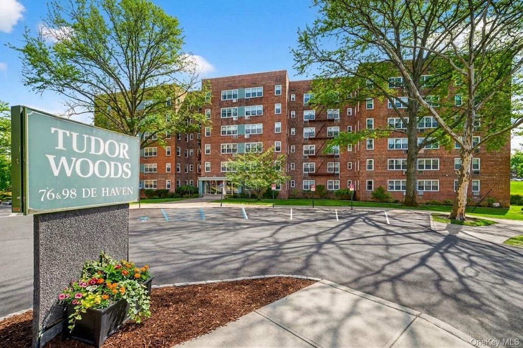Photo of 76 Dehaven Drive #5K, Yonkers, NY 10703 (MLS # 975215)