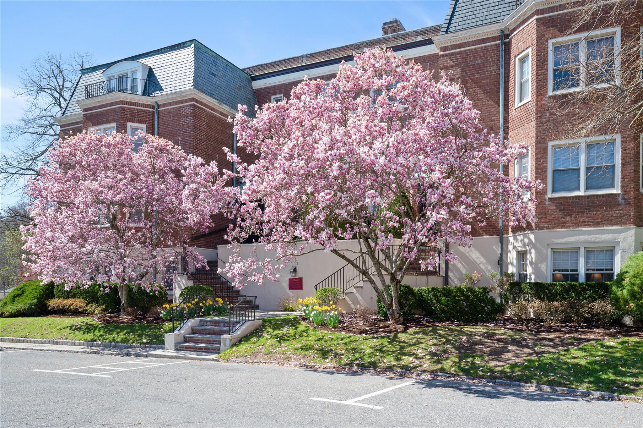 Chateaux Circle 1N, Scarsdale, New York - 3 Bedrooms  
2 Bathrooms  
6 Rooms - 