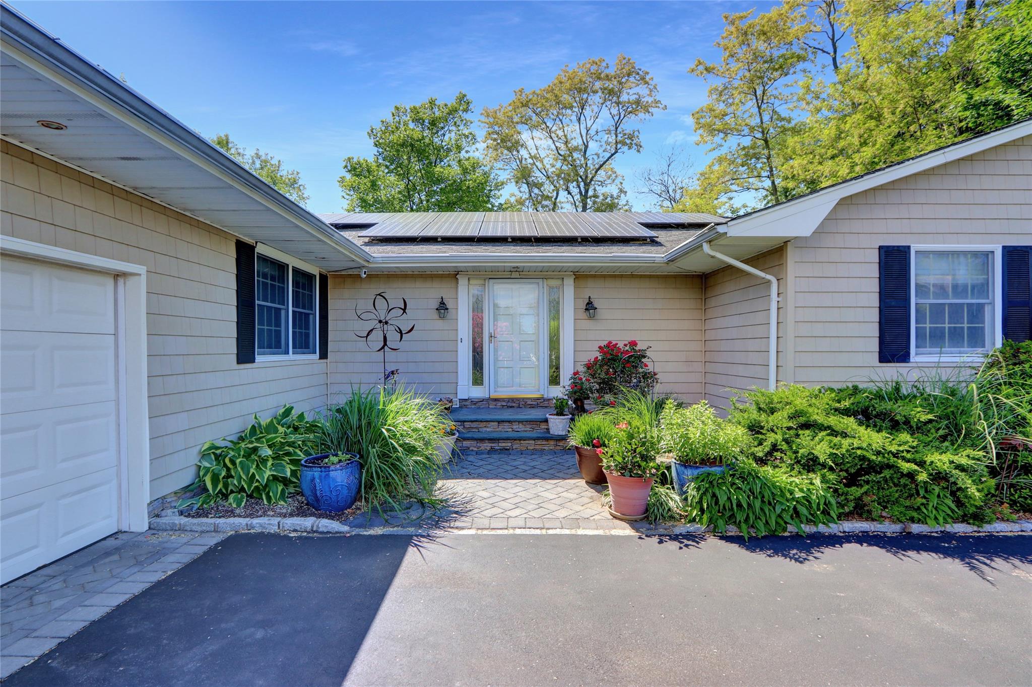 Bridle Path Lane, Port Jefferson, Hamptons, NY - 3 Bedrooms  
2 Bathrooms - 