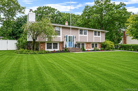 Homes For Sale - 6 Mayflower Lane<br/> East Setauket, NY 11733